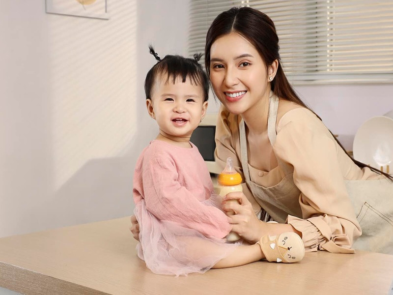 Dù mới hơn 1 tuổi nhưng bé Sol đã làm người mẫu nhí cùng mẹ.