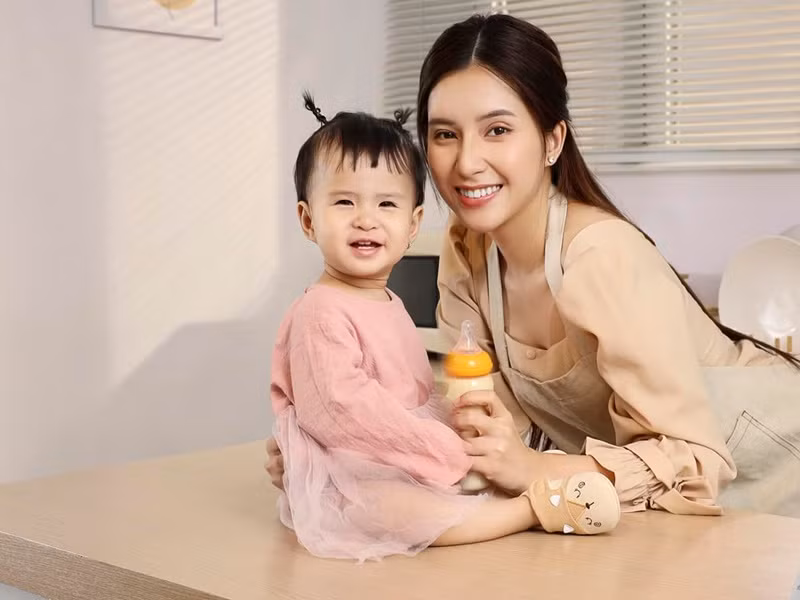 Dù mới hơn 1 tuổi nhưng bé Sol đã làm người mẫu nhí cùng mẹ.