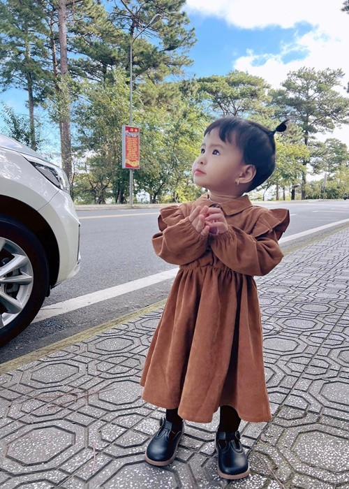 Bé Sol vô cùng dễ thương. Cô nhóc sở hữu nước da trắng hồng, đôi mắt to tròn.