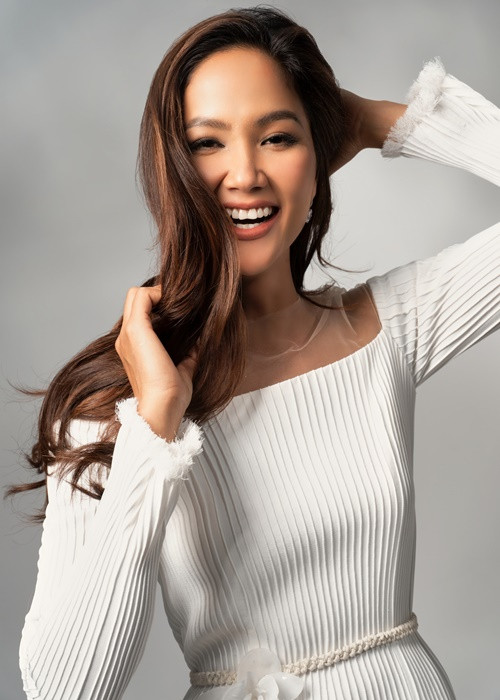 Tháng 10/2019, vì bất ngờ tuyên bố không thể đồng hành cùng Hoa hậu Hoàn vũ Việt Nam 2019, H’hen Niê vướng tin đồn mang bầu. Nhiều khán giả cho rằng người đẹp có bầu nên phải về quê nghỉ ngơi. H’hen Niê nhanh chóng thanh minh, sức khỏe của cô không tốt do việc ăn uống, ngủ nghỉ không điều độ vì quá bận rộn. Để lấy lại năng lượng, H’hen Niê về quê. Ảnh: FBNV