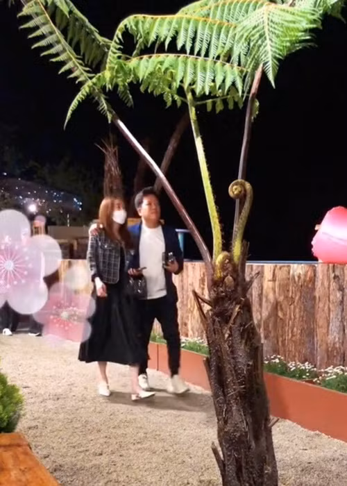 Cuối tháng 3/2022, Nhã Phương vướng tin đồn mang bầu lần 2 khi diện trang phục giấu vòng 2, dáng đi "kỳ kỳ". Cô lập tức phủ nhận tin đồn bầu bí. "Trời ơi, chạy 21km xong không thể nhấc chân nổi thành ra ai cũng tưởng tôi có bầu. Không phải nha, không phải nha. Cứu em", bà xã của Trường Giang bày tỏ. Ảnh: Yan