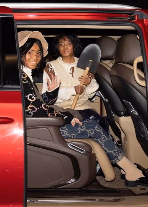 Lan Ngọc và Kaity Nguyễn mang hình ảnh vai diễn của mình lên thảm đỏ. Cả hai ăn mặc rách rưới, đầu tóc bù xù, da đen nhẻm. Ảnh: Phụ nữ và pháp luật