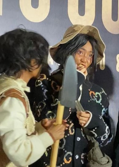 Khi đang phát biểu, Lan Ngọc gặp sự cố rơi răng giả bởi vậy cô vội vàng truyền micro cho Kaity Nguyễn. Ảnh: Saostar