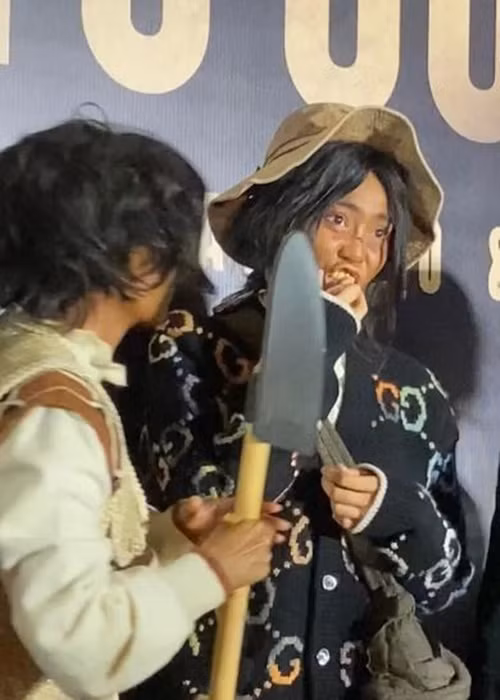 Khi đang phát biểu, Lan Ngọc gặp sự cố rơi răng giả bởi vậy cô vội vàng truyền micro cho Kaity Nguyễn. Ảnh: Saostar