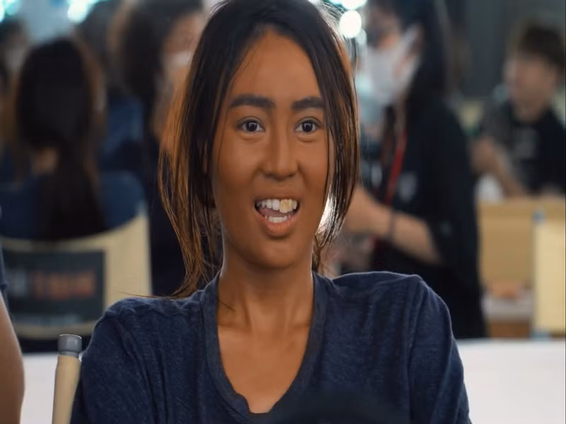 Trước đó, nữ diễn viên Lan Ngọc cho biết, tạo hình răng hô khiến cô gặp nhiều trở ngại khi thoại, phải tập luyện ở nhà với phần răng giả để quen khẩu hình miệng. Ảnh: Dân Việt