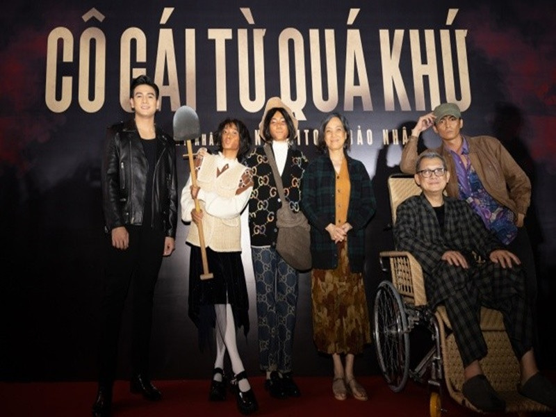 Các diễn viên khác của phim "Cô gái từ quá khứ" cũng mang hình ảnh vai diễn của mình lên thảm đỏ. Ảnh: Phụ nữ và pháp luật