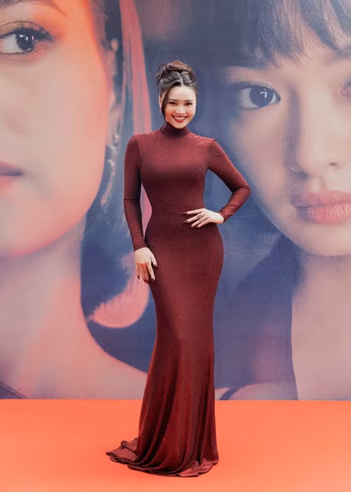 Ninh Duong Lan Ngoc roi rang gia ben Kaity Nguyen tren tham do