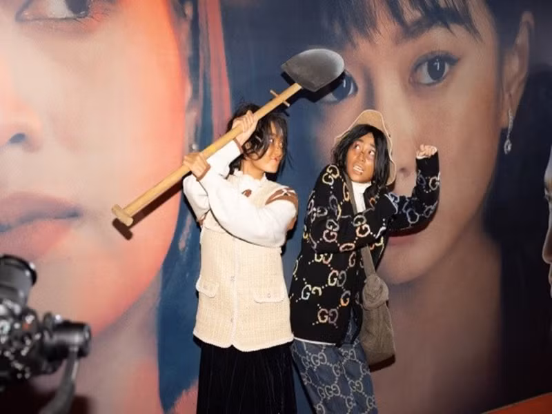 Tạo hình xấu lạ của 2 mỹ nhân Việt nhận được sự chú ý của nhiều người. Ảnh: Phụ nữ và pháp luật