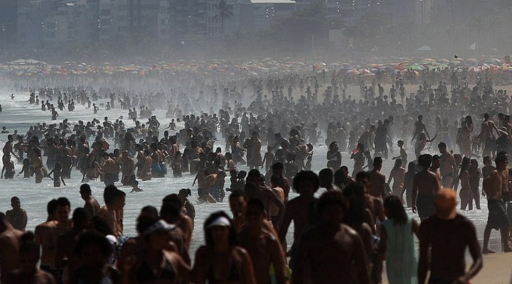 Rất khó để tìm được khoảng trống trên bãi biển ở Rio những ngày nắng nóng này.