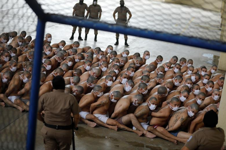 Thành viên các băng đảng được giam chung trong các buồng giam tại nhà tù ở El Salvador để ngăn họ giao tiếp với bên ngoài. 