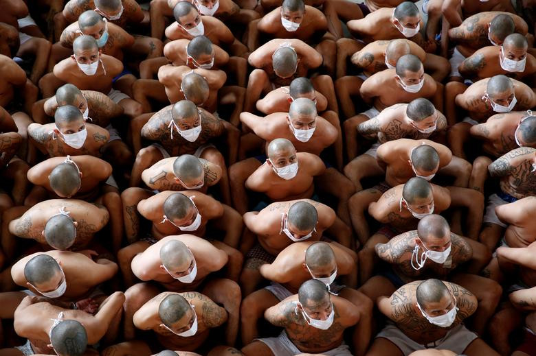 Các tù nhân ngồi sát nhau tại nhà tù Izalco. 