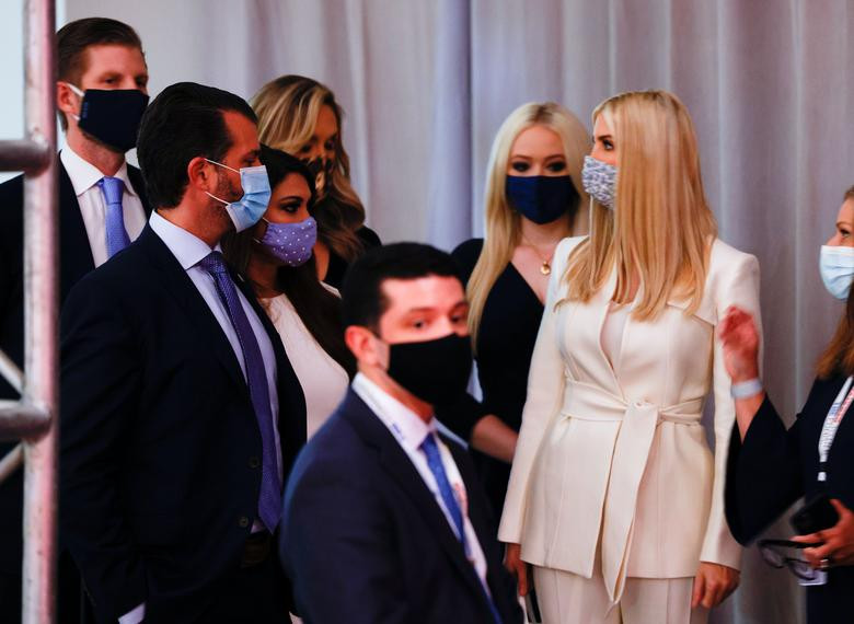 Các con của Tổng thống trump, gồm con trai Eric Trump và Donald Trump Jr., con dâu Lara Trump, con gái Tiffany và Ivanka, có mặt để cổ vũ ông Trump.