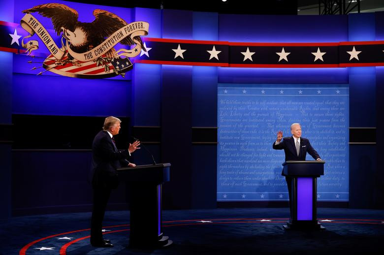 Số lượng khán giả trong hội trường cũng được giới hạn. Ban tổ chức cho biết trường quay có khoảng 80 khán giả, bao gồm người nhà của Tổng thống Trump và ông Biden, khách mời của họ, nhân viên ban vận động tranh cử, người dẫn chương trình, nhân viên y tế và an ninh cùng báo giới.