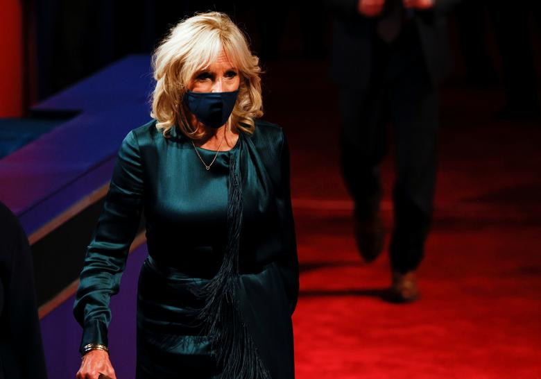 Bà Jill Biden, vợ của ứng viên Joe Biden, đeo khẩu trang đến tham dự buổi tranh luận. Trước đó, Jill Biden tuyên bố chồng bà đã sẵn sàng đối đầu ông Trump trong cuộc tranh luận đầu tiên này.