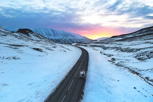 "Lái xe trên con đường cô đơn trước khi mặt trời mọc", Roland Schwarz chú thích về bức ảnh chụp tại Iceland.