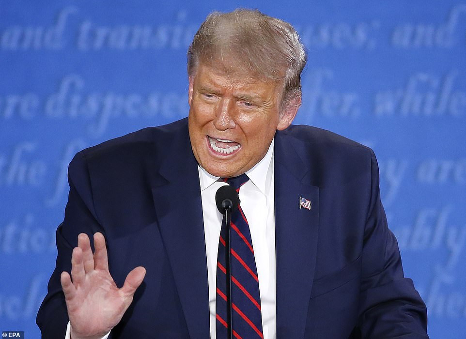 Tổng thống Mỹ Donald Trump và cựu Phó Tổng thống Joe Biden đã lần lượt tranh luận và trả lời các câu hỏi xung quanh 6 chủ đề, bao gồm thành tích của Tổng thống Donald Trump và cựu Phó Tổng thống Joe Biden; Tòa án Tối cao Mỹ; đại dịch COVID-19; nền kinh tế Mỹ; vấn đề chủng tộc và bạo lực ở các thành phố của Mỹ; tính toàn vẹn của cuộc bầu cử. Ảnh: Tổng thống Donald Trump.