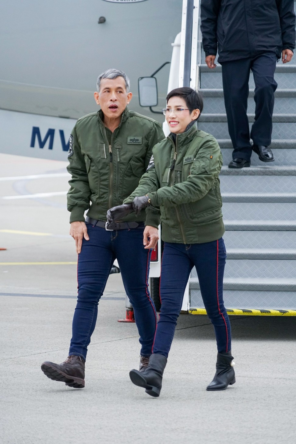 Được biết, trước khi được sắc phong làm Hoàng quý phi hồi tháng 7/2019, bà Sineenat từng có nhiều năm kế cận bên Nhà vua Maha Vajiralongkorn khi làm chỉ huy lực lượng cận vệ và có mặt trong nhiều sự kiện quan trọng của Hoàng gia Thái Lan. Ảnh: SCMP.