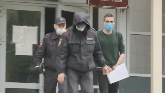 Nhân chứng cho hay, vụ tấn công chỉ dừng lại sau khi Yegor nằm bất động và không có dấu hiệu còn sống. Các nhân viên y tế có mặt tại hiện trường vụ tấn công sau 10 phút nhận được tin báo, nhưng Yegor đã tử vong. Ảnh: Malikov bị bắt giữ.