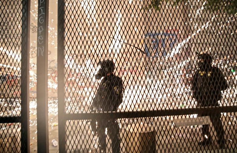 Tổng thống Mỹ Donald Trump ngày 2/9 đã ký bản ghi nhớ dọa cắt ngân sách liên bang đối với các thành phố ông cho là "vô pháp", trong đó có Portland, trong bối cảnh các cuộc biểu tình tiếp diễn.