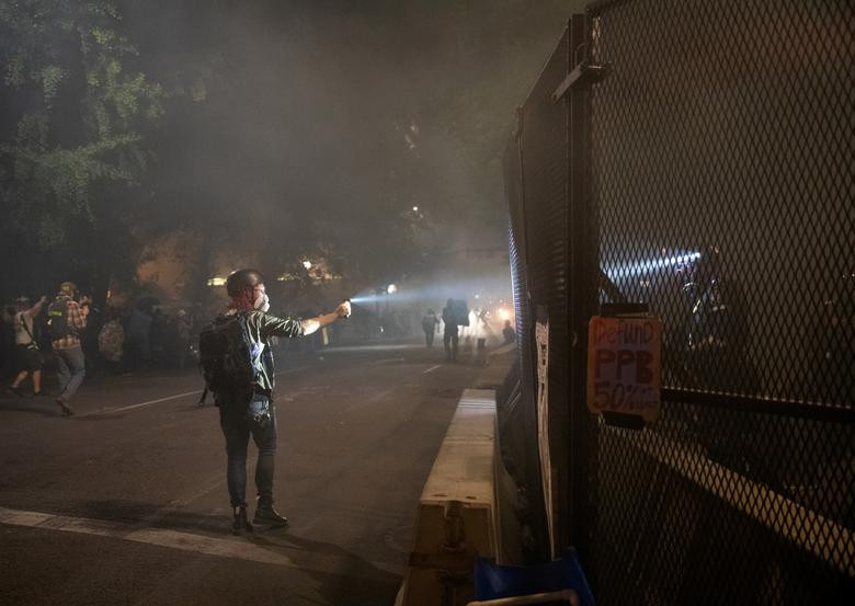Người biểu tình và lực lượng thực thi pháp luật đụng độ tại Porland ngày 29/7.