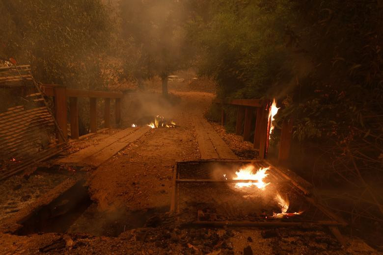 Vừa "căng mình" chống dịch, Mỹ cùng phải đối mặt với thảm họa khác như cháy rừng. Tính đến ngày 12/9, ít nhất 33 người đã thiệt mạng trong những đám cháy rừng bùng phát khắp các bang California, Oregon và Washington,... của nước Mỹ.