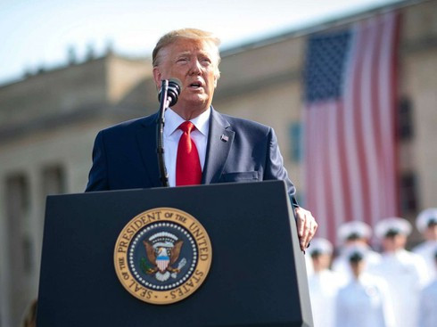 "Sáng sớm hôm đó (11/9/2001), tôi đang ngồi ở nhà (tòa Tháp Trump) để xem một chương trình truyền hình kinh doanh. Jack Welch, Chủ tịch của General Electric khi đó, đang chuẩn bị được phỏng vấn thì đột nhiên chương trình bị cắt. Lúc đầu, có nhiều tin tức khác nhau, nói rằng có 'một vụ nổ nồi hơi'. Nhưng tôi biết rằng, nồi hơi không có trên đỉnh tòa nhà đó", ông Trump cho biết. Ảnh: EPA.