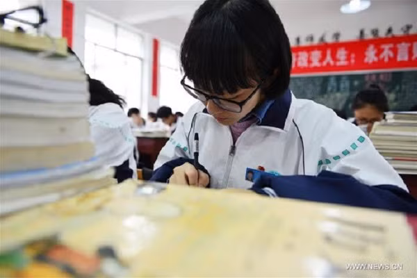 Trung Quoc: Rung dong vu hai nu sinh tu vong trong lop vi bi ban giet