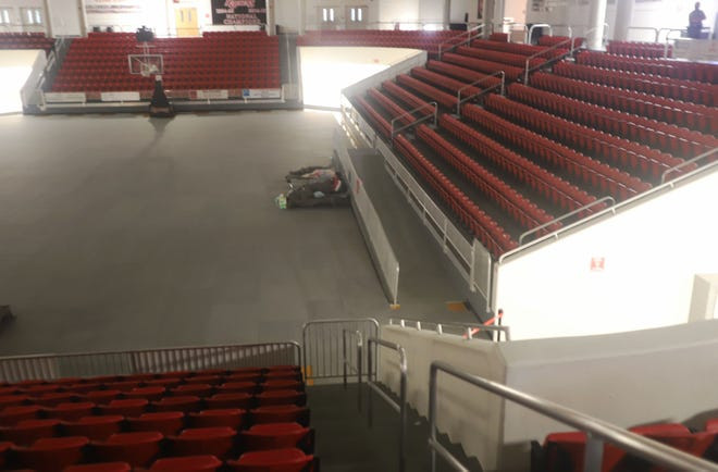 Một nhà thi đấu của trường Cao đẳng Northwest Florida được sử dụng làm nơi trú ẩn cho người dân phải sơ tán vì mưa lũ ở Okaloosa, Florida. Ảnh: NWFDaily News.