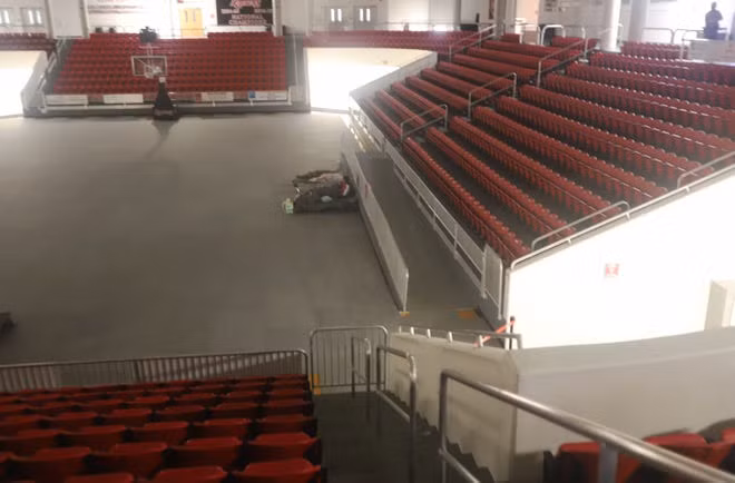 Một nhà thi đấu của trường Cao đẳng Northwest Florida được sử dụng làm nơi trú ẩn cho người dân phải sơ tán vì mưa lũ ở Okaloosa, Florida. Ảnh: NWFDaily News.