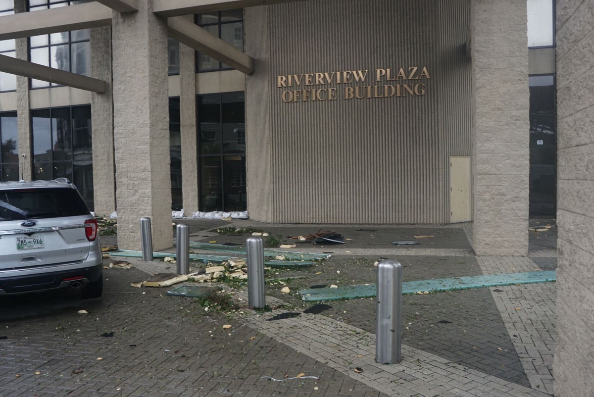 Bão Sally gây thiệt hại cho một tòa nhà ở Mobile, bang Alabama. Ảnh: CNN.