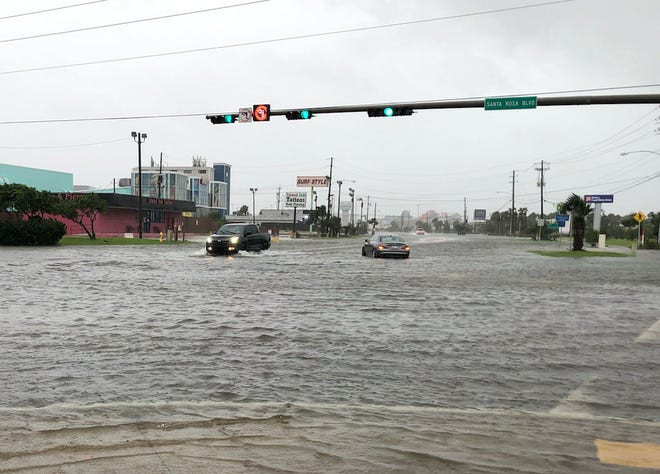 Biển nước mênh mông tại một con đường ở đảo Okaloosa sau khi bão Sally đổ bộ. Ảnh: NWFDaily News.
