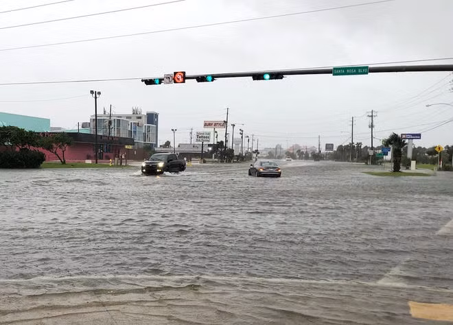 Biển nước mênh mông tại một con đường ở đảo Okaloosa sau khi bão Sally đổ bộ. Ảnh: NWFDaily News.