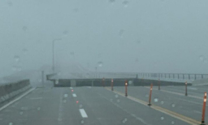 David Morgan, cảnh sát trưởng hạt Escambia ở Florida Panhandle, cho biết một cuộc đánh giá đã được thực hiện vào sáng 16/9 để xác định mức độ thiệt hại của cây cầu nối Vịnh Pensacola với thành phố Gulf Breeze này. Ảnh: Fox.