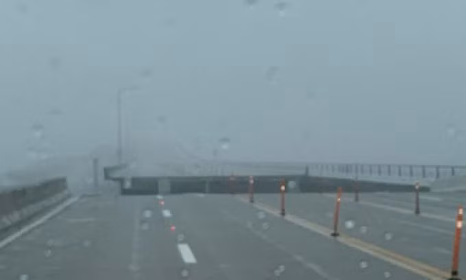 David Morgan, cảnh sát trưởng hạt Escambia ở Florida Panhandle, cho biết một cuộc đánh giá đã được thực hiện vào sáng 16/9 để xác định mức độ thiệt hại của cây cầu nối Vịnh Pensacola với thành phố Gulf Breeze này. Ảnh: Fox.