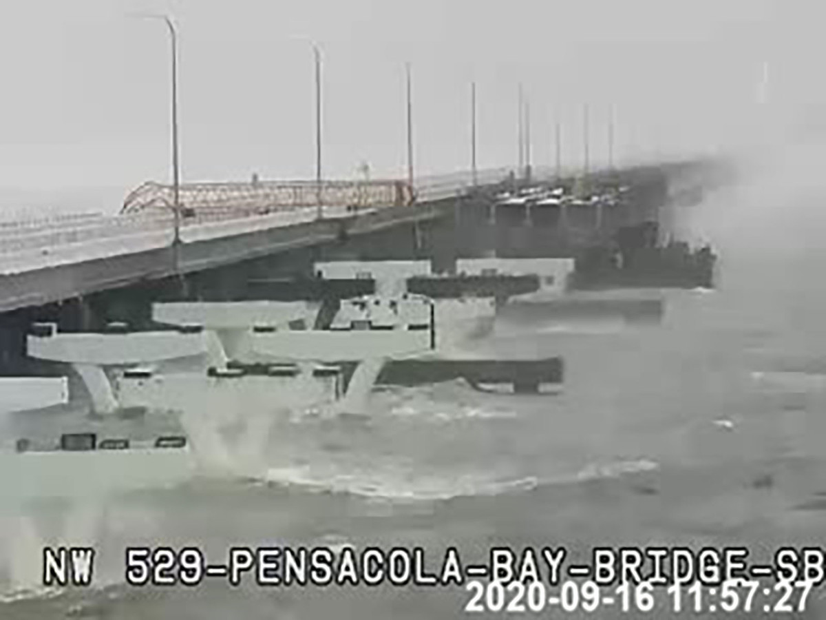 Bão Sally cũng cuốn phăng một đoạn cây cầu Vịnh Pensacola khi nó quét qua khu vực Florida Panhandle, bang Florida. Ảnh: CNN.