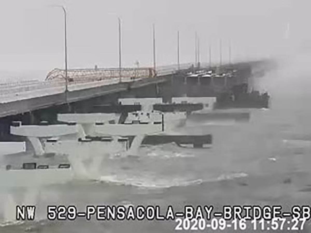Bão Sally cũng cuốn phăng một đoạn cây cầu Vịnh Pensacola khi nó quét qua khu vực Florida Panhandle, bang Florida. Ảnh: CNN.