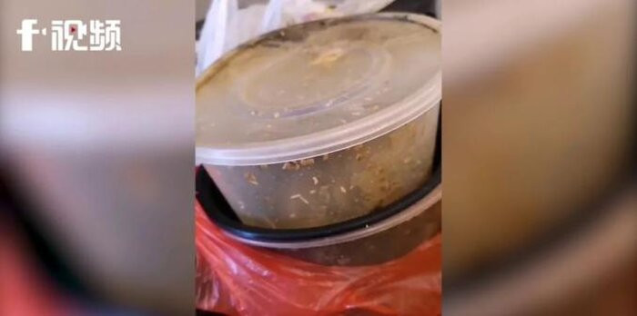 Chu nha kinh hai khi mo cua thay can phong ngap rac-Hinh-4