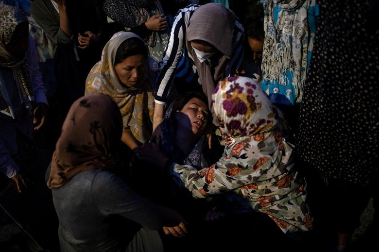 Bộ trưởng Di trú Notis Mitarachi trước đó nói rằng, khoảng 2.000 người bị ảnh hưởng bởi vụ cháy trại tị nạn sẽ tạm thời được đưa lên một chiếc phà và hai tàu của Hải quân Hy Lạp. Mời độc giả xem thêm video: Hành trình gian khổ của người tị nạn Syria trên đất Châu Âu (Nguồn video: VTC14)