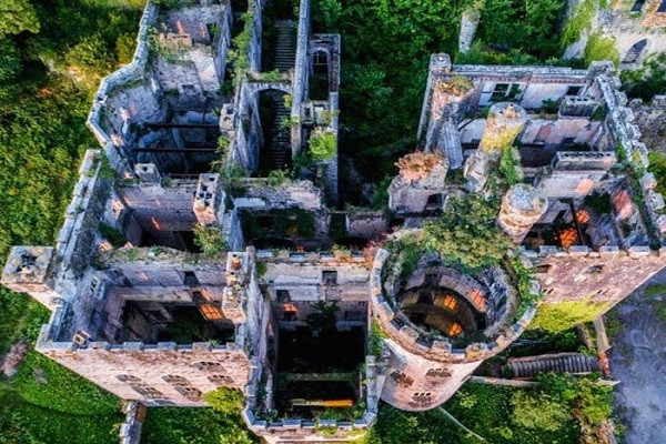 Khi gia đình Hesketh sống ở đây, lâu đài này có tới 128 phòng, trong đó có 28 phòng ngủ.