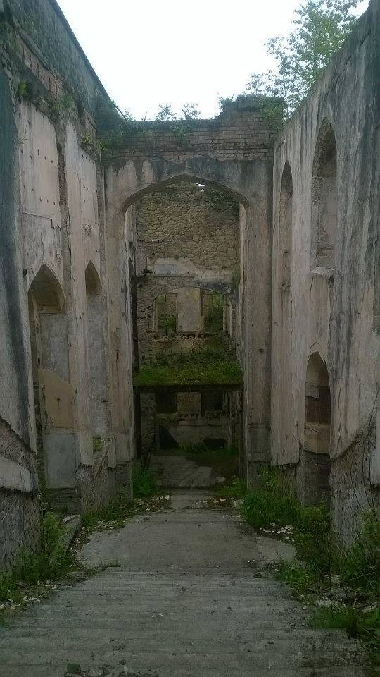 Nhiều câu chuyện kỳ lạ liên quan đến tòa lâu đài bỏ hoang này xuất hiện sau đó khiến không ít người hoang mang, chẳng hạn như một quả cầu ánh sáng xuất hiện trên cầu thang đá cẩm thạch trong tòa nhà...