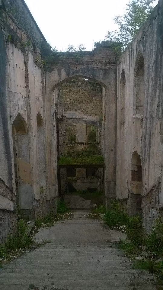 Nhiều câu chuyện kỳ lạ liên quan đến tòa lâu đài bỏ hoang này xuất hiện sau đó khiến không ít người hoang mang, chẳng hạn như một quả cầu ánh sáng xuất hiện trên cầu thang đá cẩm thạch trong tòa nhà...