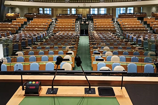 Bên trong trụ sở Liên Hợp Quốc không một bóng người.