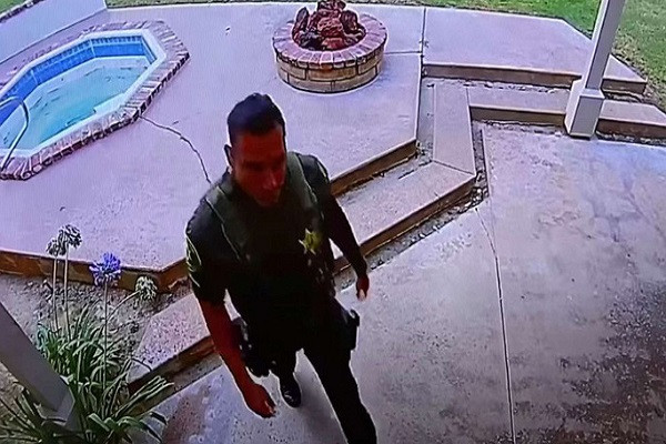 Toi dieu tra, canh sat My an trom nha dan