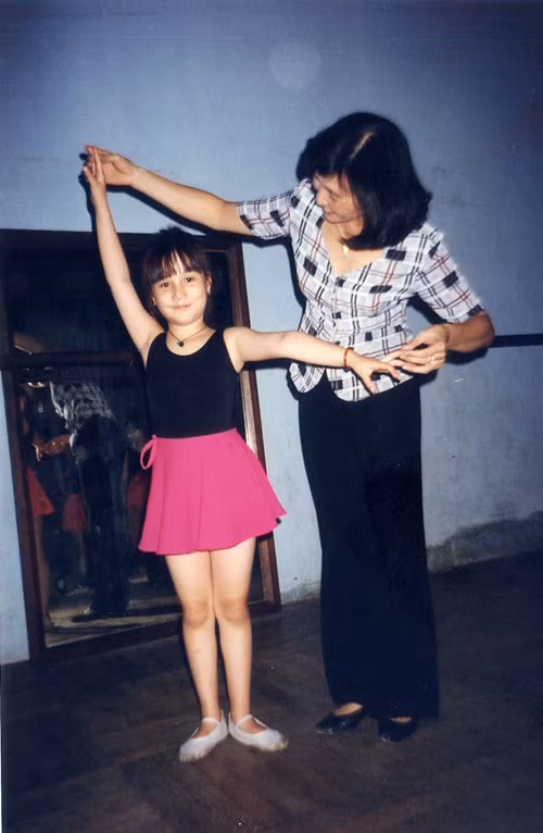 Diem My 9x bi “dao xoi” loat anh cu dung canh sao than tuong-Hinh-11