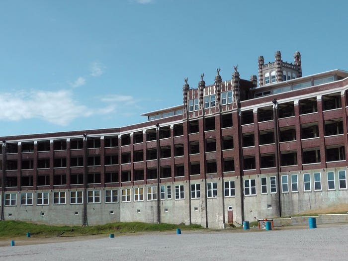 Waverly Hills Sanatorium là một viện điều dưỡng, mở cửa vào năm 1910, để cách ly các bệnh nhân lao. Tòa nhà này đóng cửa vào năm 1961 sau khi một loại thuốc kháng sinh chữa bệnh lao được phát hiện, và bị bỏ hoang từ đó.