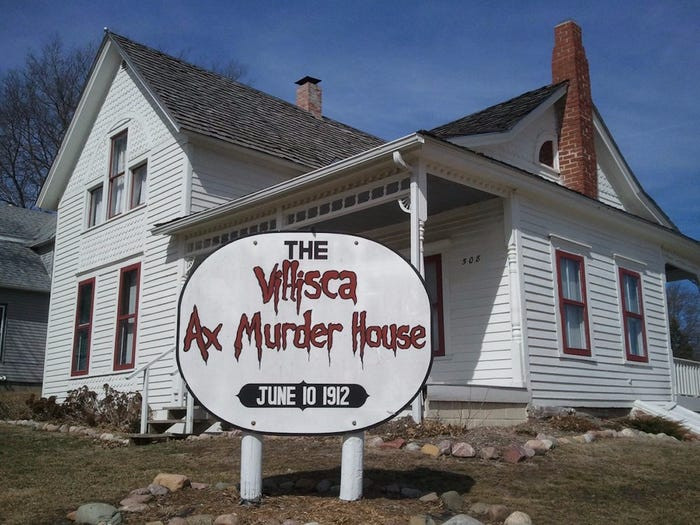 Ngôi nhà Villisca Axe ở Villisca, Iowa, là nơi xảy ra vụ án mạng kinh hoàng vào ngày 9/6/1912. Được biết, 6 người trong gia đình Moore cùng hai vị khách đã bị sát hại dã man hôm đó. Đến nay, thủ phạm vụ án này vẫn là bí ẩn. Ngày nay, du khách có thể thăm ngôi nhà này vào ban ngày.