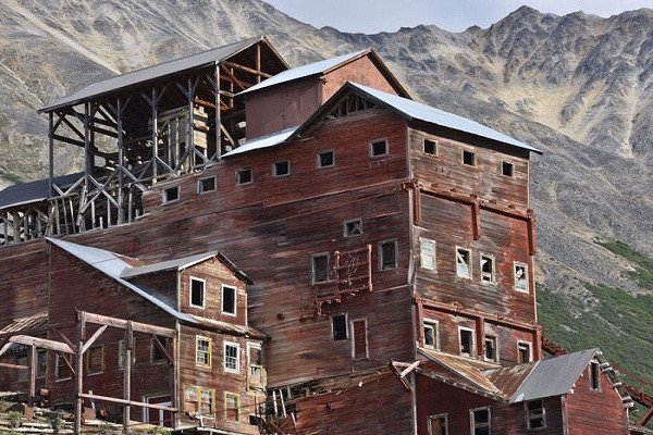 Kennecott, một thị trấn hẻo lánh ở Alaska (Mỹ), đã bị bỏ hoang hoàn toàn từ năm 1950. Thị trấn này từng là trung tâm khai thác đồng từ năm 1911 đến 1938, nhưng sau khi nguồn cung cấp đồng trong khu vực bị giảm sút, dân số của Kennecott cũng giảm dần. Ngày nay, nhiều tòa nhà bằng gỗ ọp ẹp vẫn tồn tại trong thị trấn bỏ hoang ở Mỹ này. (Nguồn ảnh: Insider)