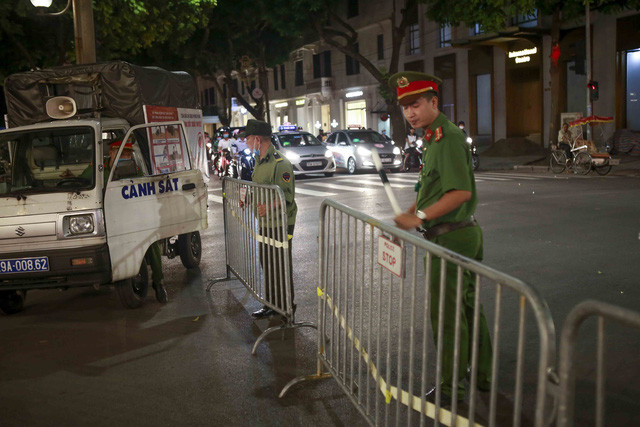 Đúng 19h00 ngày 18/9/2020, các lực lượng chức năng bắt đầu dựng hàng rào cấm các phương tiện giao thông để phố đi bộ khu vực Hồ Hoàn Kiếm hoạt động trở lại. Ảnh: Tuấn Đức - TTXVN