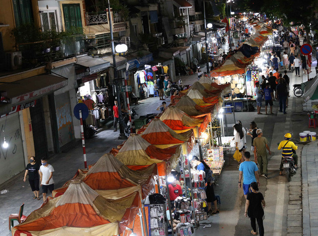 Các gian hàng chợ đêm trên tuyến phố Hàng Ngang, Hàng Đào đến chợ Đồng Xuân sáng đèn trở lại. Ảnh: Hoàng Hiếu- TTXVN