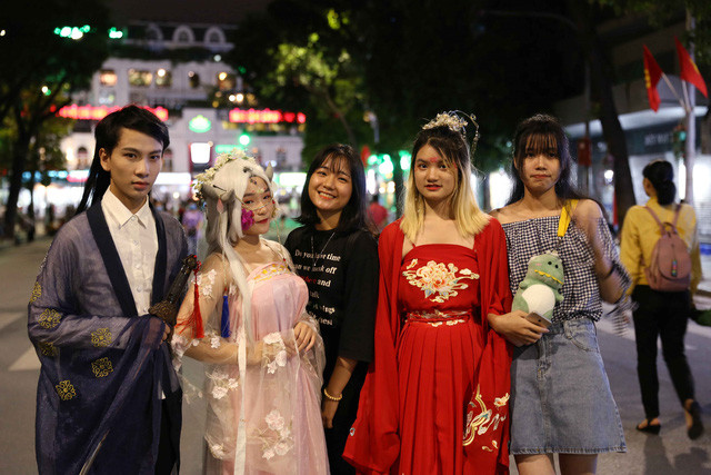 Các bạn trẻ với trang phục Cosplay trên phố đi bộ Hồ Hoàn Kiếm trong tối mở cửa trở lại. Ảnh: Hoàng Hiếu- TTXVN
